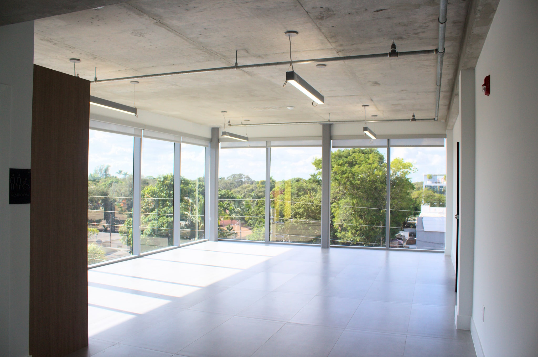 18501 NE 25th Ct, North Miami Beach, FL à louer Photo de l’immeuble– Image 1 sur 11