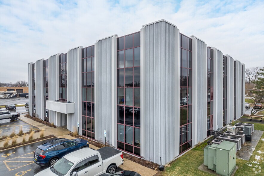 801 N Cass Ave, Westmont, IL à louer - Photo principale – Image 1 sur 9