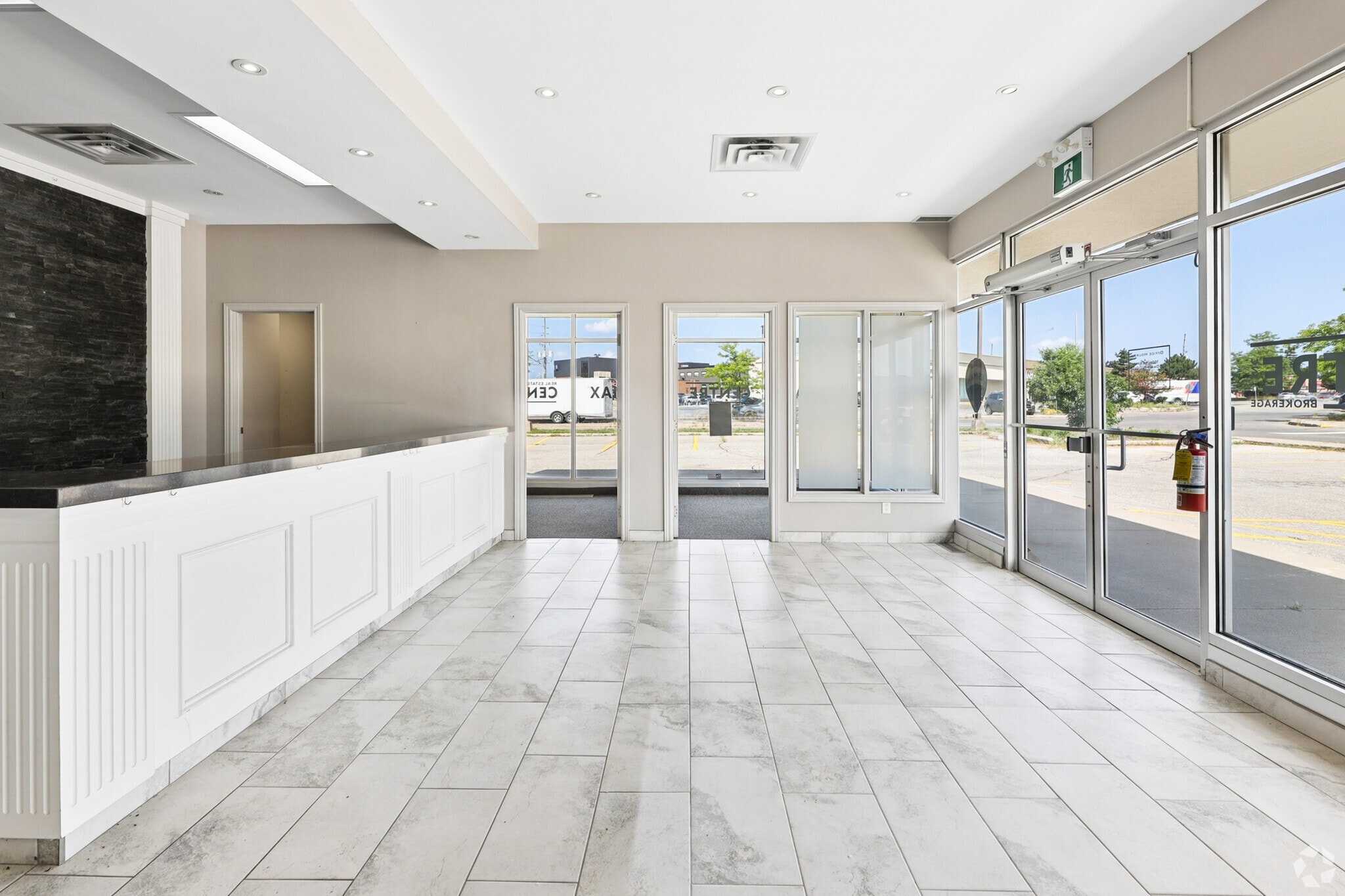 23 Mountainview Rd S, Halton Hills, ON à louer Photo intérieure– Image 1 sur 9
