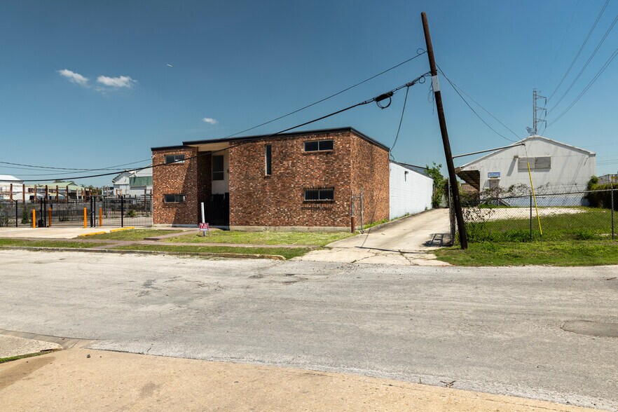 307-311 Lombrano St, San Antonio, TX à louer - Photo de l’immeuble – Image 2 sur 53