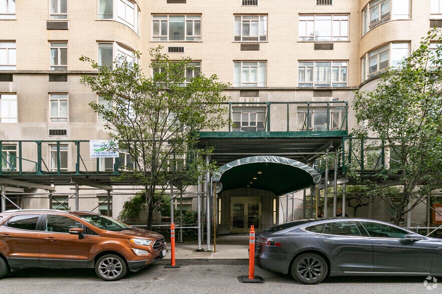 870 5th Ave, New York, NY à louer - Photo de l’immeuble – Image 1 sur 16