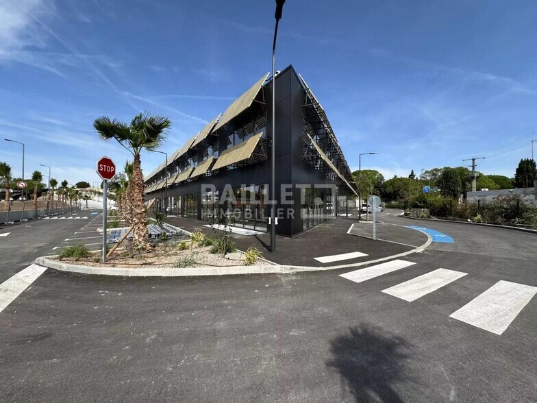 Bureau dans Puget-sur-Argens à vendre - Photo de l’immeuble – Image 2 sur 10