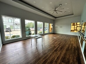 313 S Friendswood Dr, Friendswood, TX à louer Photo intérieure– Image 2 sur 14