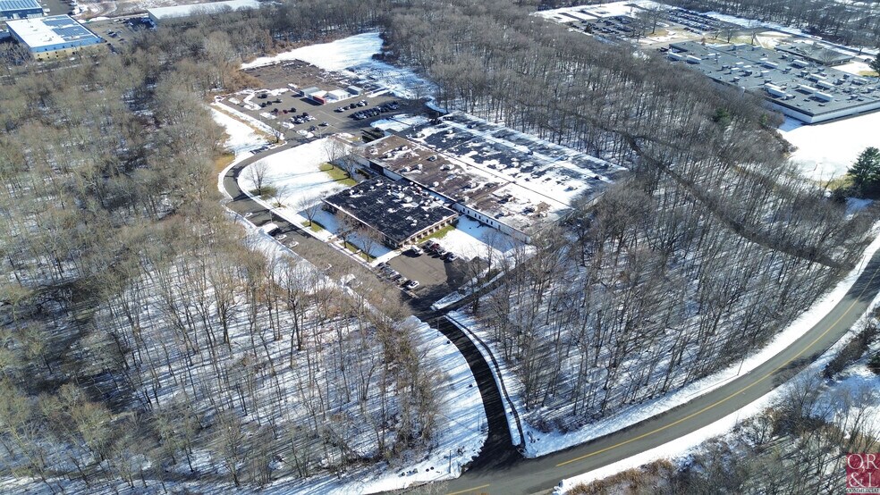 150 Knotter Dr, Cheshire, CT à louer - Photo de l’immeuble – Image 2 sur 16