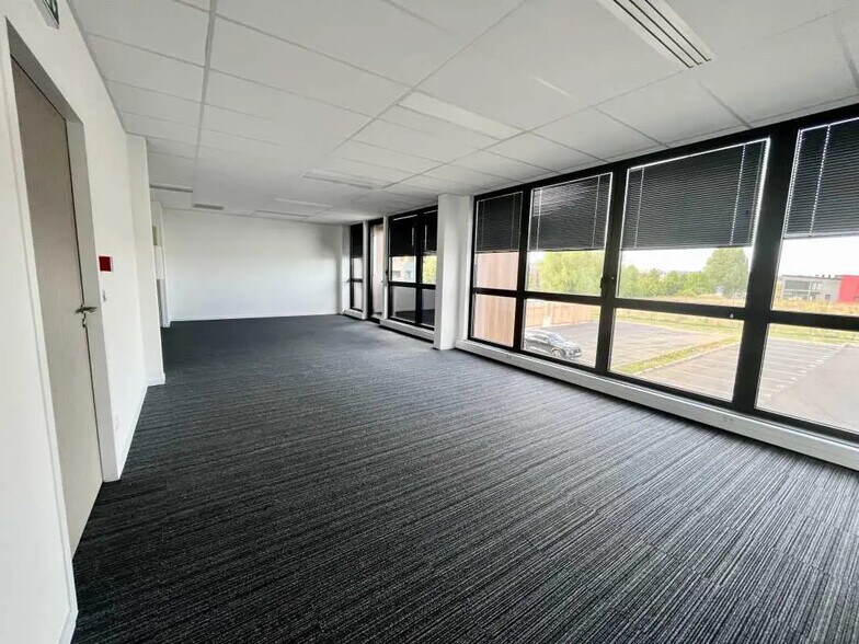 Bureau dans Saint-Martin-du-Vivier à louer - Photo de l’immeuble – Image 1 sur 6