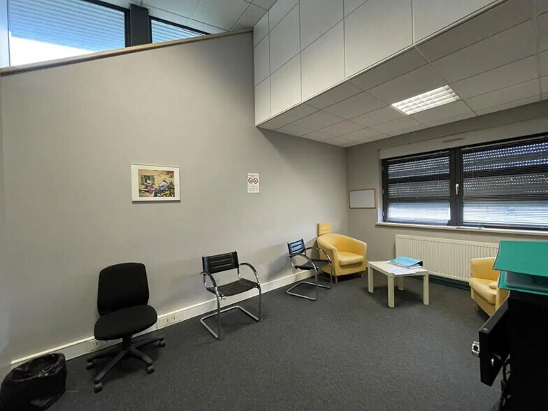 Local d’activités dans L'HOPITAL à louer - Photo de l’immeuble – Image 3 sur 12