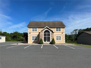 196 W Moorestown Rd, Wind Gap, PA à louer Photo de l’immeuble– Image 2 sur 2