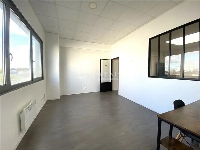 Bureau dans Villeneuve-la-Garenne à louer - Photo intérieure – Image 1 sur 7