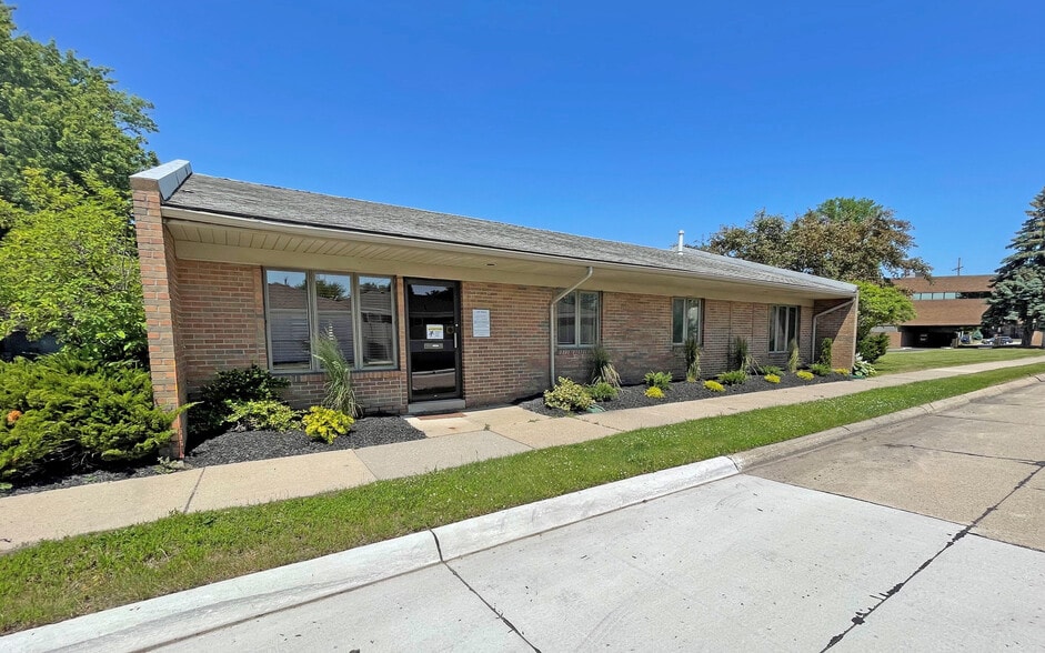 24053 Jefferson Ave, Saint Clair Shores, MI à vendre - Photo principale – Image 1 sur 6