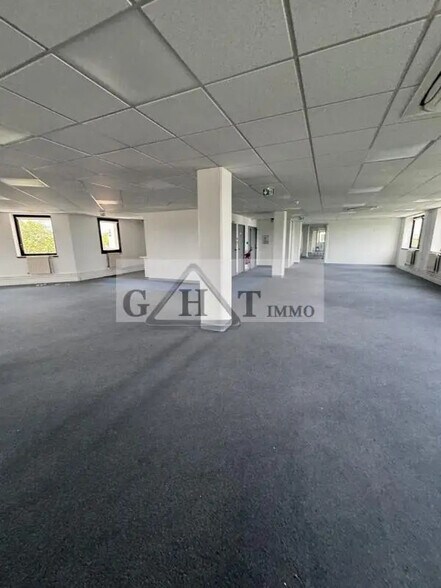 Bureau dans Saint-Denis à vendre - Photo de l’immeuble – Image 3 sur 12