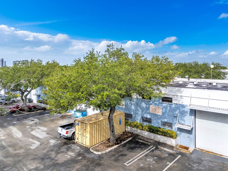 8267-8281 NW 64th St, Miami, FL à louer - Photo de l’immeuble – Image 2 sur 18