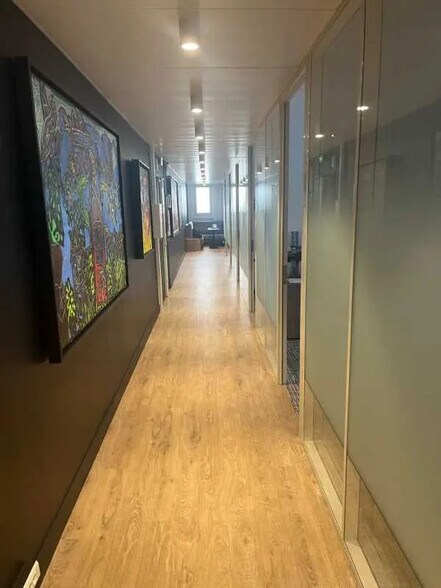 11 Rue De Grenelle, Paris à louer - Photo de l’immeuble – Image 2 sur 11