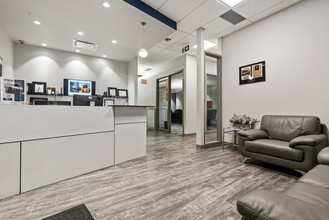 Groat Rd & 111 Av NW, Edmonton, AB à louer Photo intérieure– Image 2 sur 45