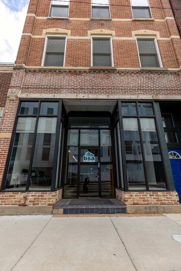 827 N Milwaukee Ave, Chicago, IL 60642 - Lot 1 -  - Photo intérieure - Image 1 of 20