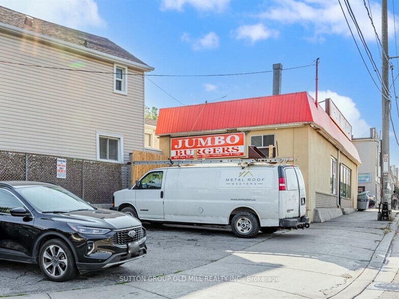 685 Runnymede Rd, Toronto, ON à vendre - Photo de l’immeuble – Image 2 sur 5