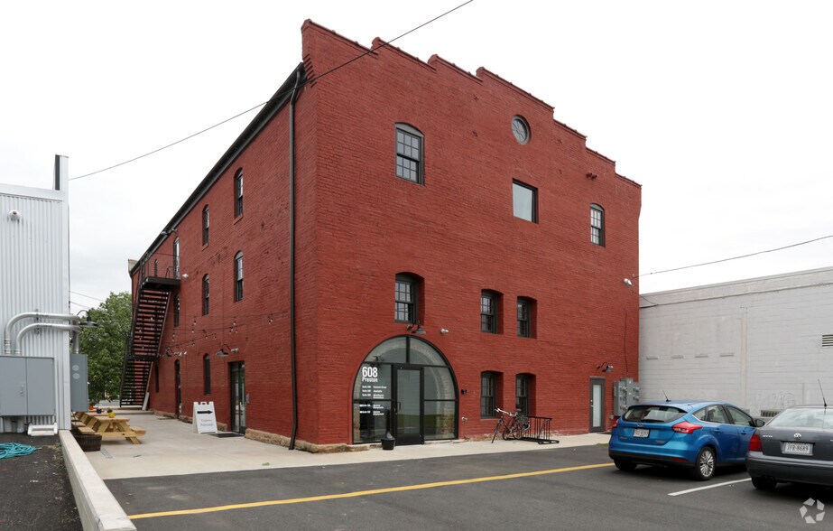 608 Preston Ave, Charlottesville, VA à louer - Photo de l’immeuble – Image 3 sur 13