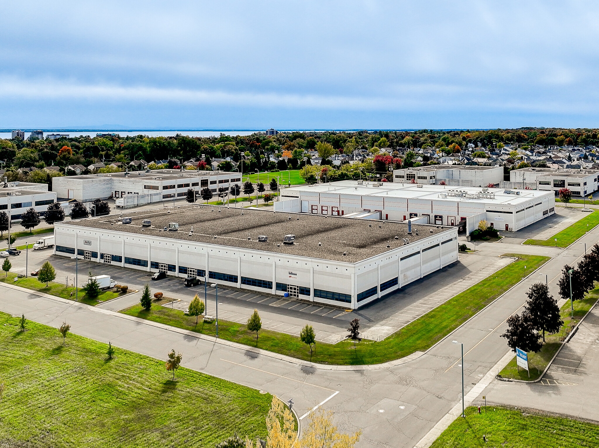 100-190 Av Voyageur, Pointe-claire, QC à louer Photo principale– Image 1 sur 5