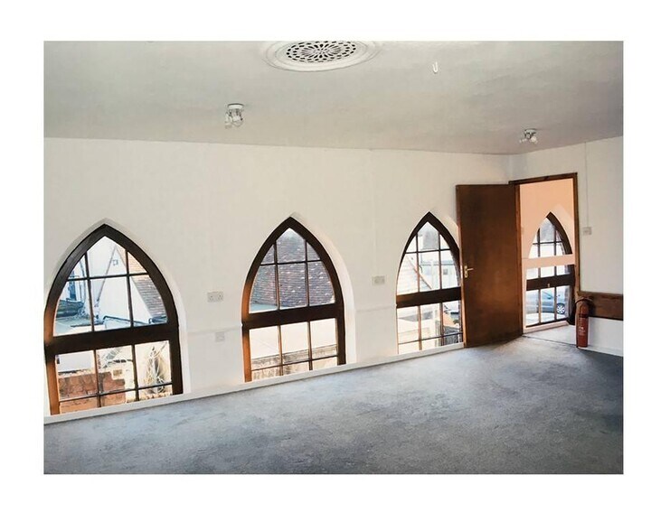 High St, Lane End à louer - Photo de l’immeuble – Image 3 sur 4