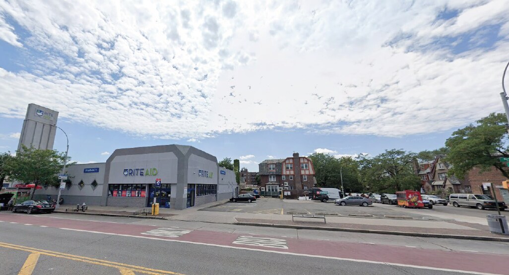 8510 Northern Blvd, Jackson Heights, NY à louer Photo de l’immeuble– Image 1 sur 3