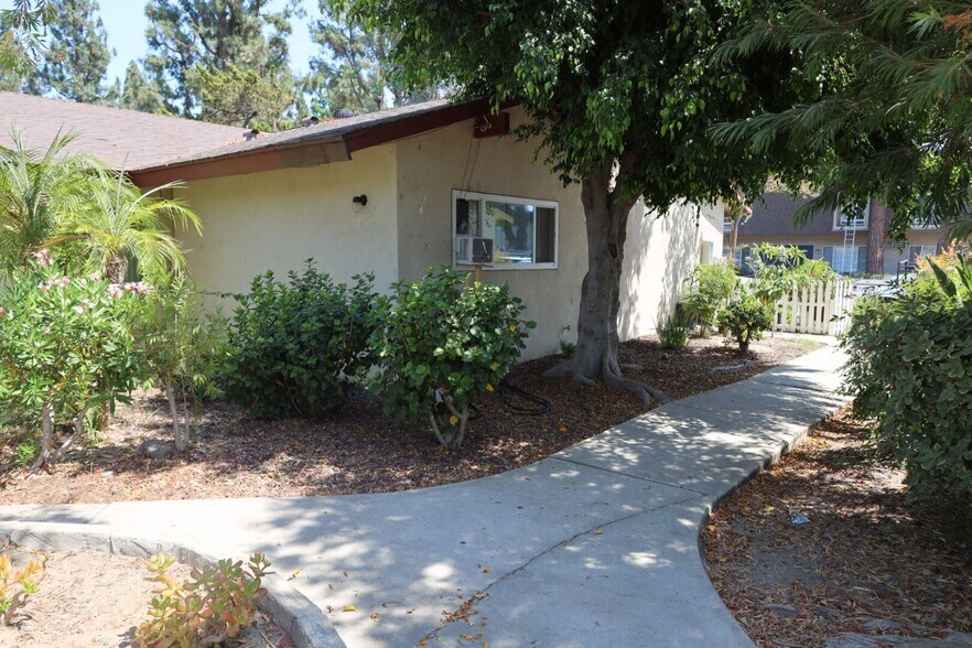 2561 E Ward Ter, Anaheim, CA à vendre - Photo de l’immeuble – Image 2 sur 7