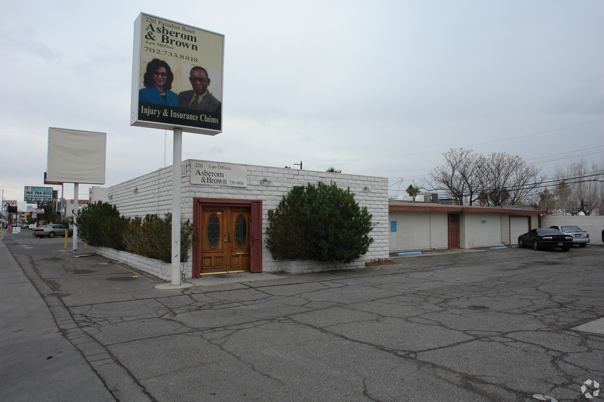 2211 Paradise Rd, Las Vegas, NV à louer Photo principale– Image 1 sur 10