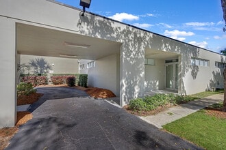 14000 NW 58th Ct, Miami Lakes, FL à louer Photo de l’immeuble– Image 2 sur 4