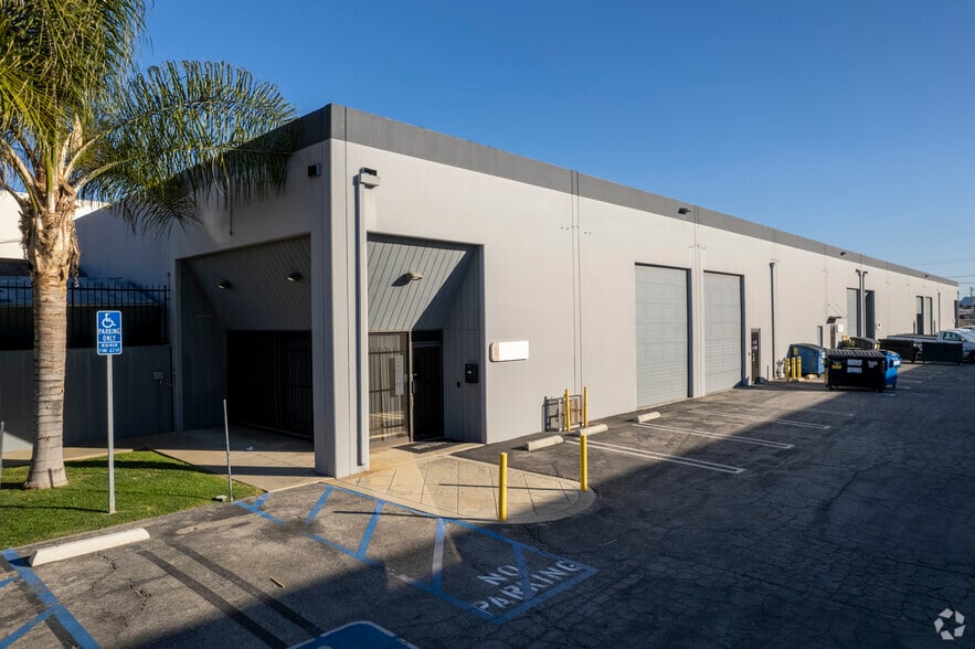 13006 Saticoy St, North Hollywood, CA à louer - Photo principale – Image 1 sur 6