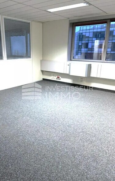 Bureau dans Noisy-le-Grand à louer - Photo de l’immeuble – Image 1 sur 9