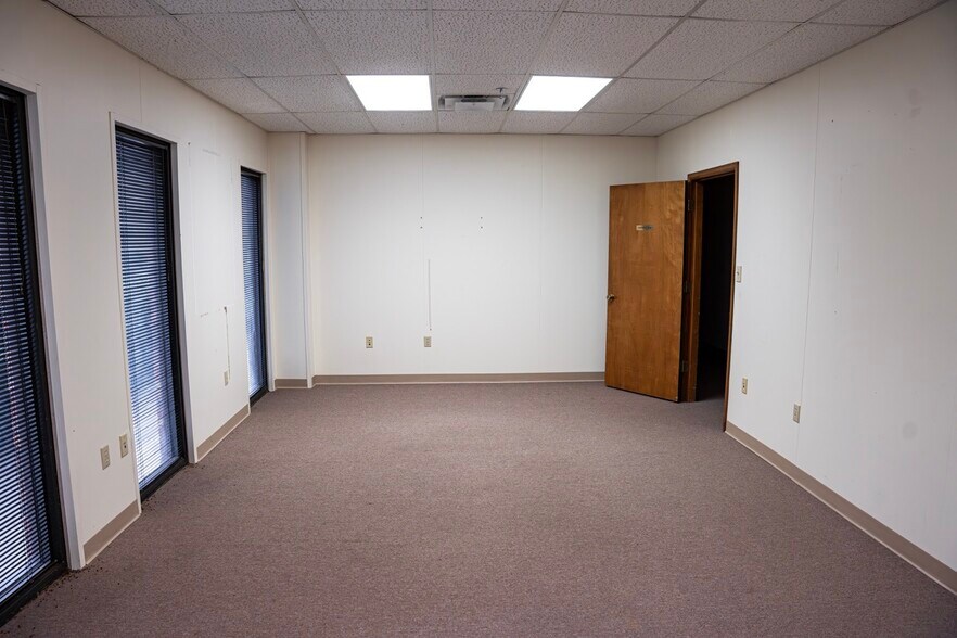 704 S Illinois Ave, Oak Ridge, TN à louer - Photo de l’immeuble – Image 3 sur 6