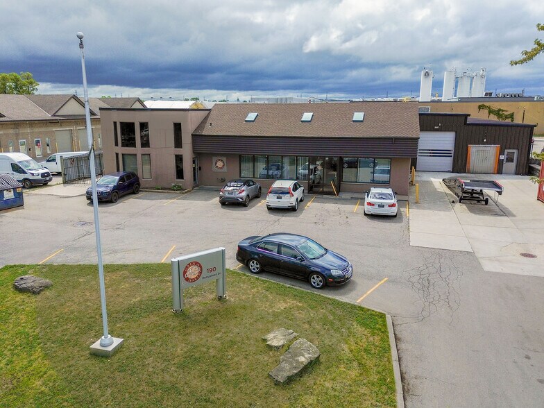 190 Hempstead Dr, Hamilton, ON à vendre - Photo principale – Image 1 sur 23