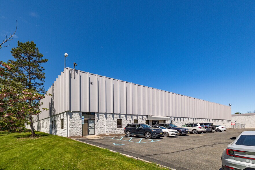 12 Gardner Rd, Fairfield, NJ à louer - Photo de l’immeuble – Image 1 sur 6