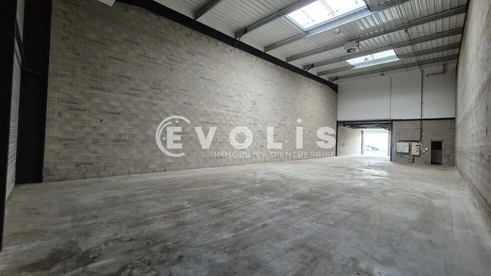 Local d’activités dans Bussy-Saint-Georges à louer - Photo de l’immeuble – Image 1 sur 6