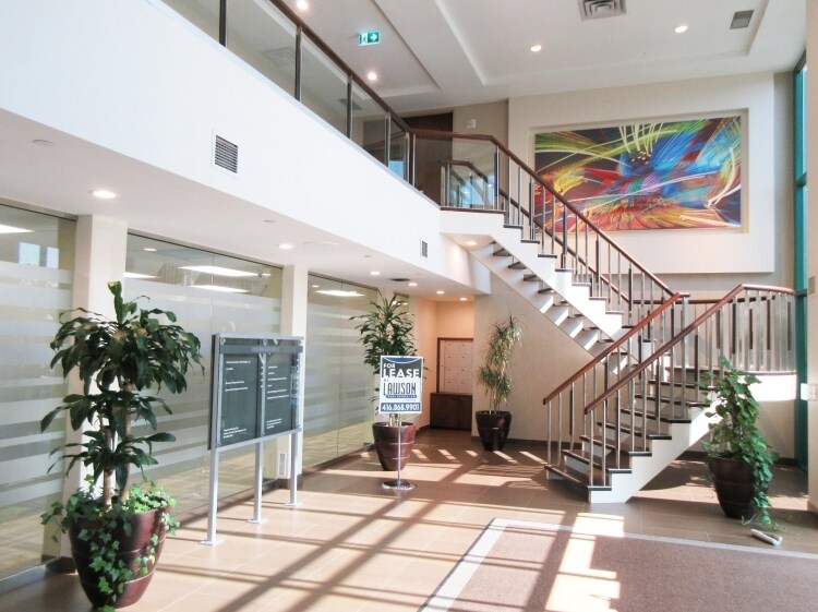 2030 Bristol Cir, Oakville, ON à louer - Photo de l’immeuble – Image 3 sur 17