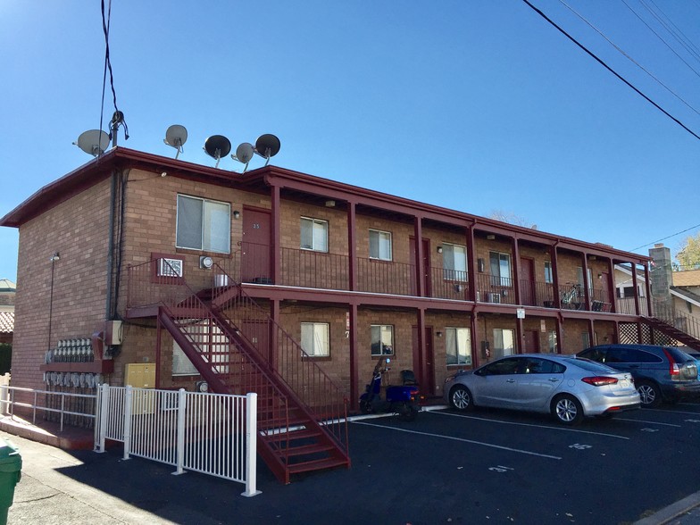 70 Walts Ln, Reno, NV à vendre - Photo de l’immeuble – Image 3 sur 28