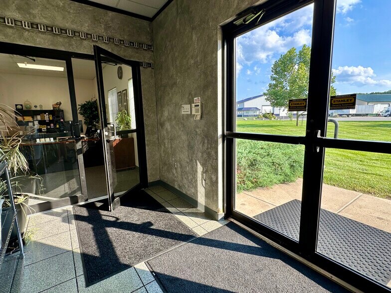 4042 W 82nd Ct, Merrillville, IN à vendre - Photo de l’immeuble – Image 2 sur 29