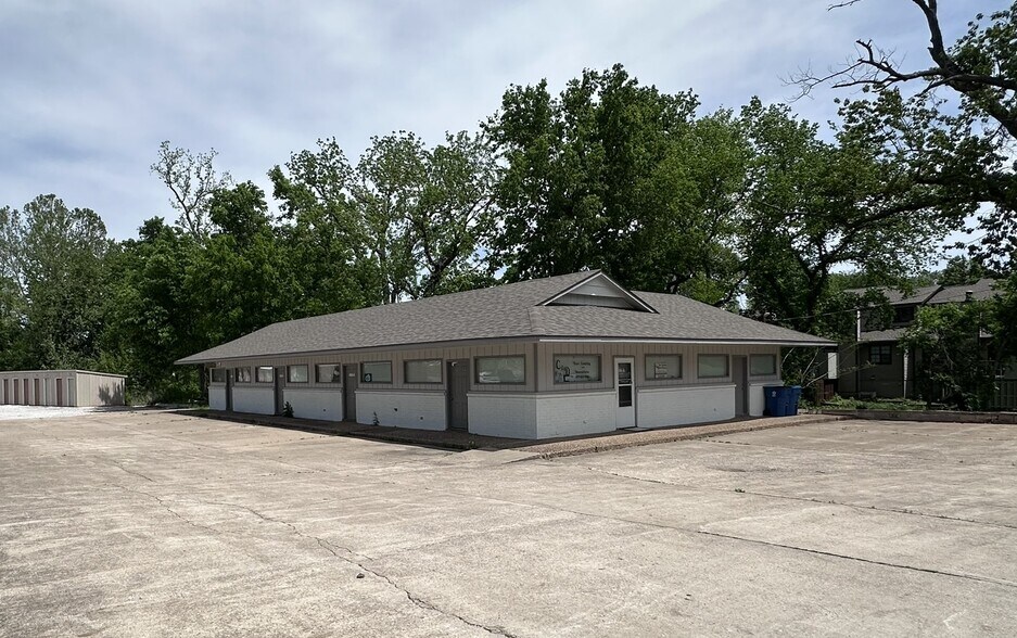 808 Tiger Blvd, Bentonville, AR à louer - Photo de l’immeuble – Image 1 sur 3
