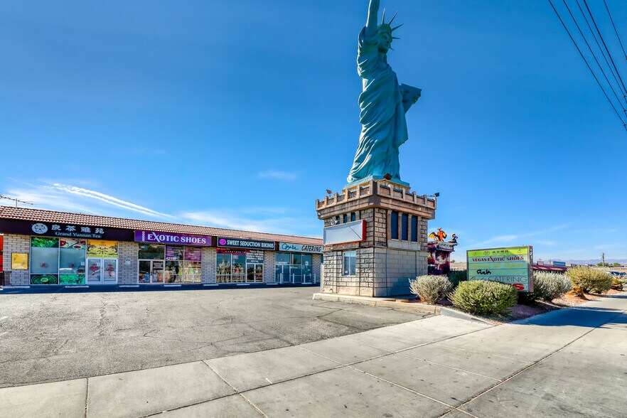 4211 W Sahara Ave, Las Vegas, NV à louer - Photo de l’immeuble – Image 1 sur 15