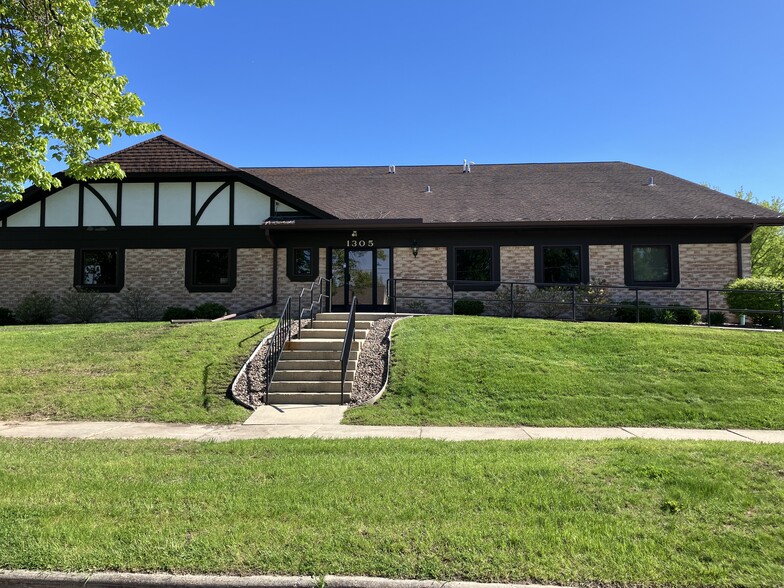 1305 Chestnut St, West Bend, WI à vendre - Photo principale – Image 2 sur 27