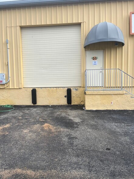 2201 SE Indian St, Stuart, FL à louer - Photo de l’immeuble – Image 2 sur 12