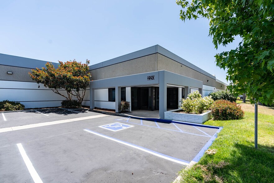 220 Bernoulli Cir, Oxnard, CA à louer - Photo principale – Image 1 sur 14
