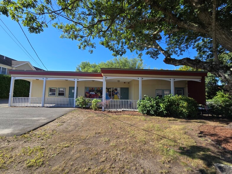 64 Bay Spring Ave, Barrington, RI à vendre - Photo de l’immeuble – Image 3 sur 7