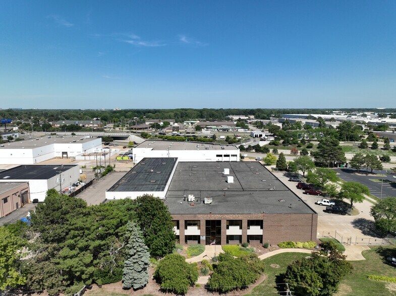 25880 Commerce Dr, Madison Heights, MI à vendre - Photo de l’immeuble – Image 1 sur 4