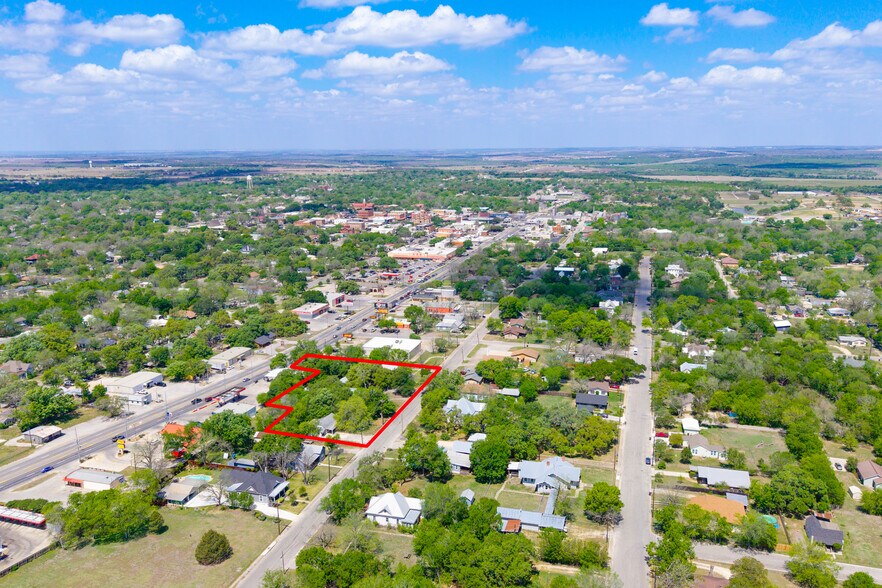 725 S Brazos St, Lockhart, TX à vendre - Photo de l’immeuble – Image 1 sur 28