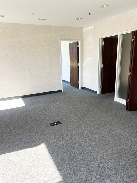 2230 Point Blvd, Elgin, IL à louer - Photo de l’immeuble – Image 2 sur 13