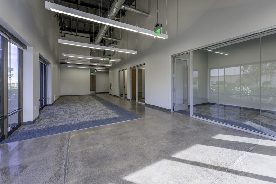 9455 Cabot Dr, San Diego, CA à louer - Photo intérieure – Image 3 sur 7