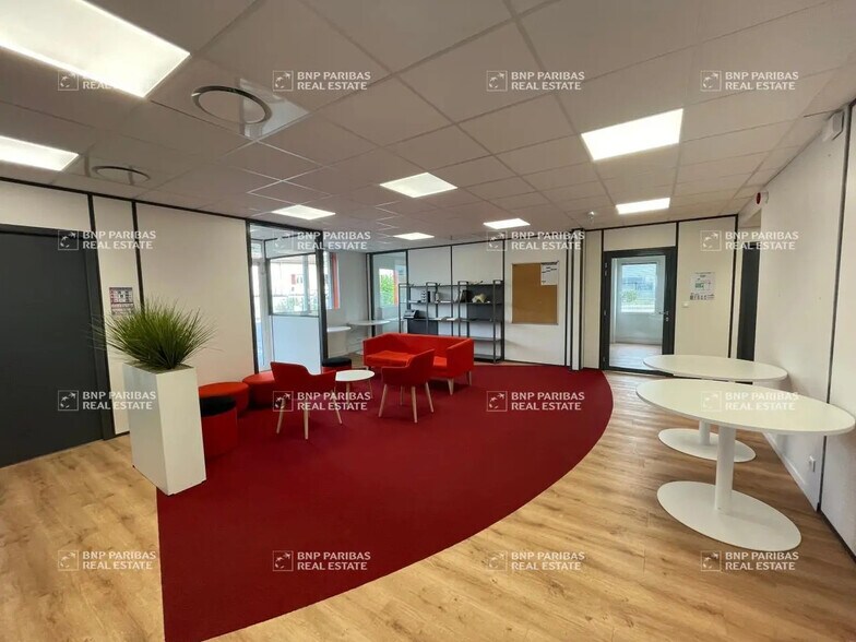 Bureau dans Voiron à louer - Photo de l’immeuble – Image 2 sur 8