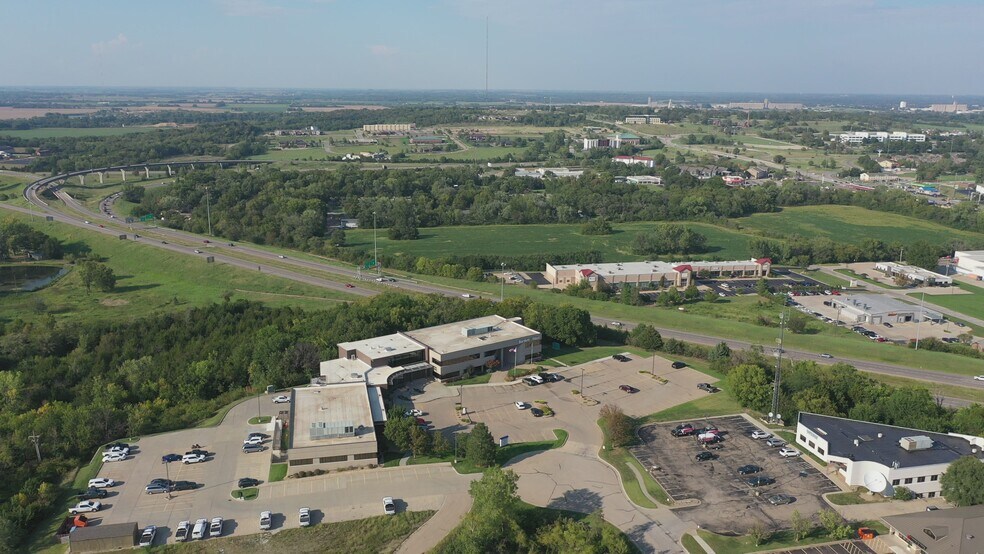 1200 SW Executive Dr, Topeka, KS à louer - Vidéo sur l’annonce professionnelle – Image 2 sur 12