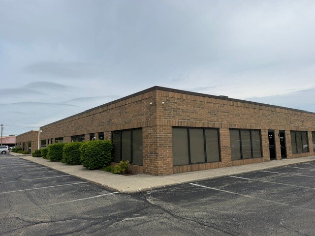 28835 N Herky Dr, Lake Bluff, IL à louer - Photo de l’immeuble – Image 3 sur 17