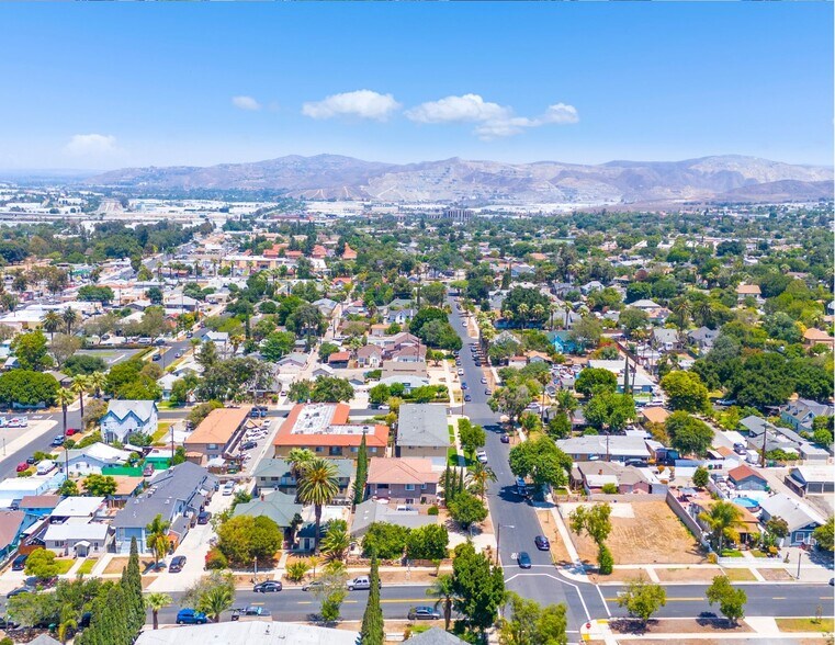 723 S Victoria Ave, Corona, CA à vendre - Photo de l’immeuble – Image 2 sur 39