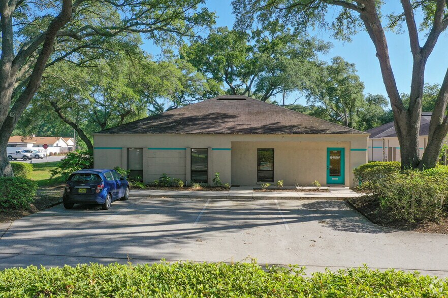 330 W Bearss Ave, Tampa, FL à louer - Photo de l’immeuble – Image 2 sur 21
